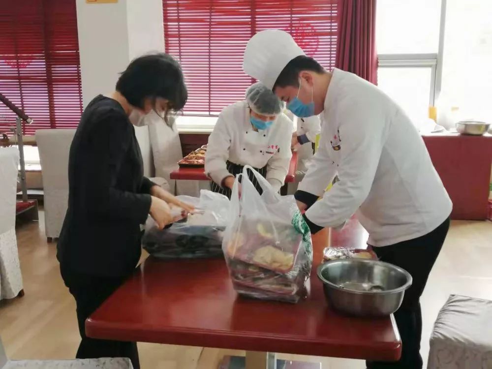 暖心!長(cháng)田實(shí)業(yè)為堅守一線(xiàn)的疾控中心醫護人員送去愛(ài)心餐