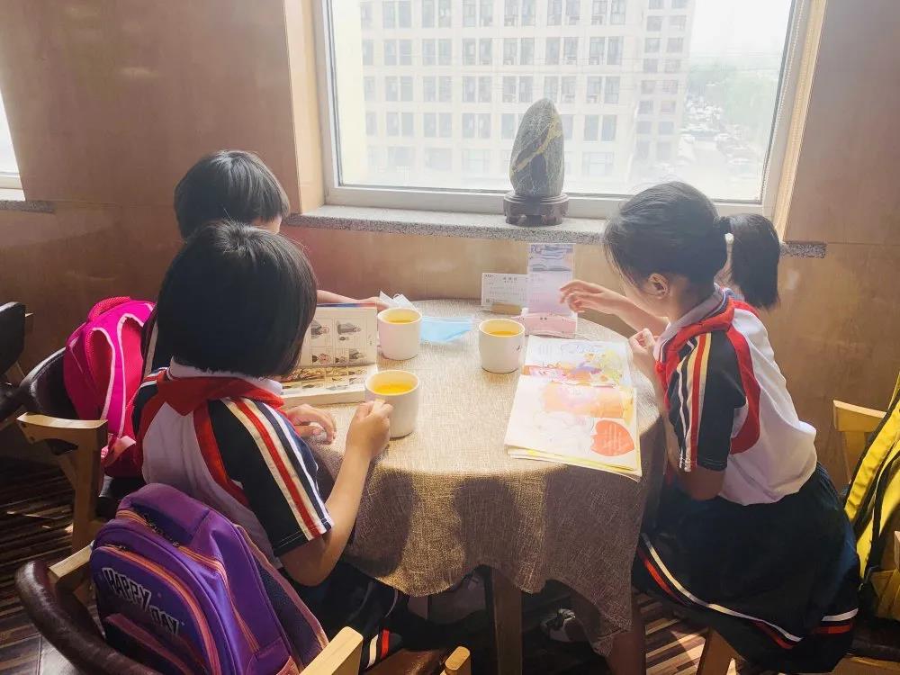 大手牽小手 溫情暖童心 —華百?gòu)V場(chǎng)攜手區(qū)婦聯(lián)、肯德基開展六一兒童節(jié)獻(xiàn)愛心活動(dòng)
