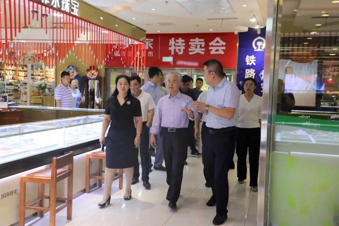 【長田動態(tài)】省專家組、市節(jié)約用水服務(wù)中心相關(guān)領(lǐng)導(dǎo)蒞臨長田實(shí)業(yè)旗下華百廣場檢查指導(dǎo)節(jié)水用水工作