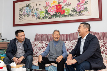 歲月含香 愛(ài)在重陽(yáng)——濟陽(yáng)區民政局攜手長(cháng)田實(shí)業(yè)走訪(fǎng)慰問(wèn)高齡老人