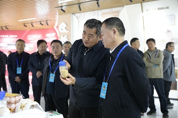 【長田動態(tài)】區(qū)政協(xié)主席呼廷貴帶隊蒞臨易豐農業(yè)超鮮蛋農場視察指導